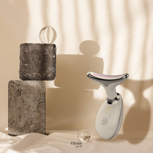 Masseur EMS visage et cou Elyssa Beauty posé dans une lumière douce